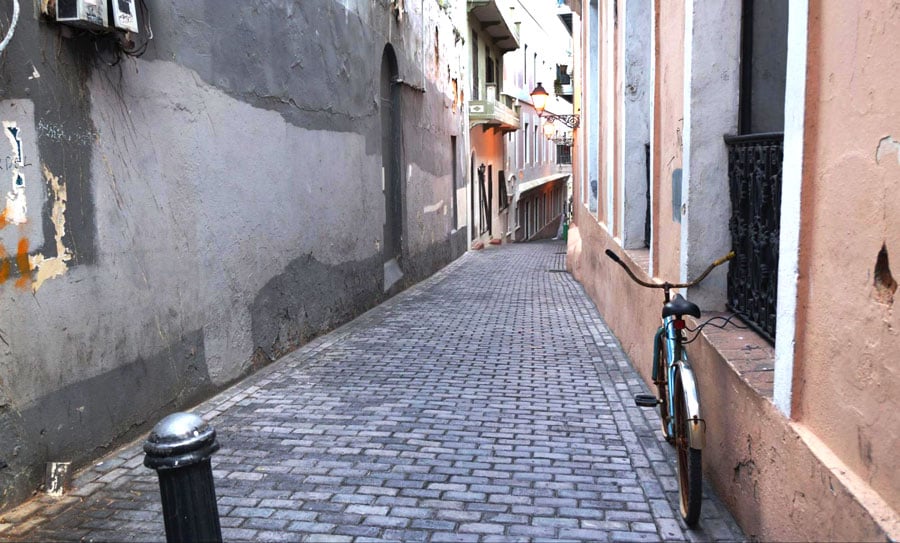 Vista de una bicicleta en un callejón