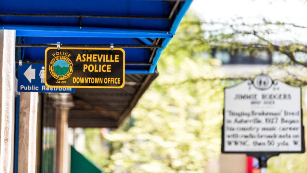 Señalización de la policía de Asheville fuera de la oficina del centro