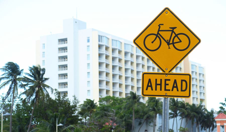 Vista de un cartel de carril bici en San Juan