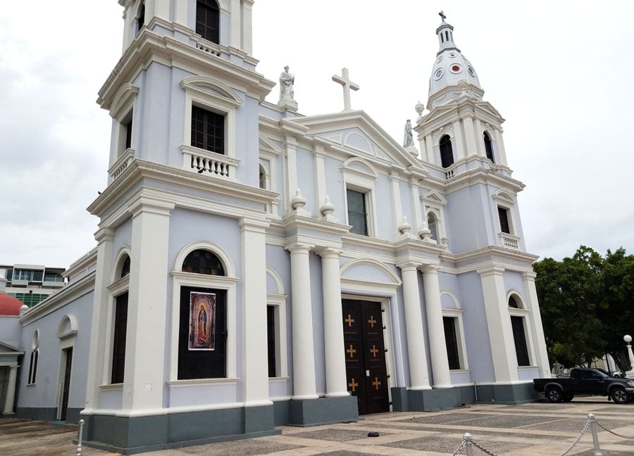 Vista de una iglesia católica desde el exterior en Ponce