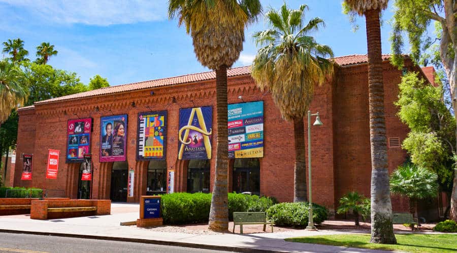 Fachada del centro de artes escénicas Centennial Hall con paredes de ladrillo en el campus de la Universidad de Arizona