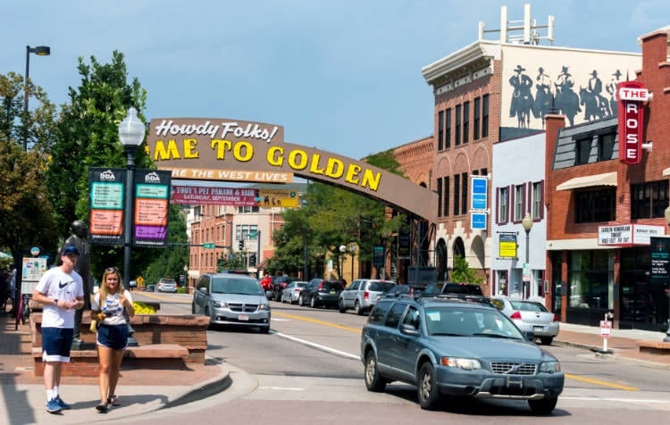 Vista del cartel sobre la calle en el centro de Golden Colorado