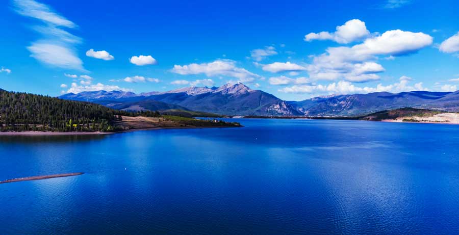 Vista panorÃ¡mica desde el agua azul y el cielo azul claro en Dillon Reservoir