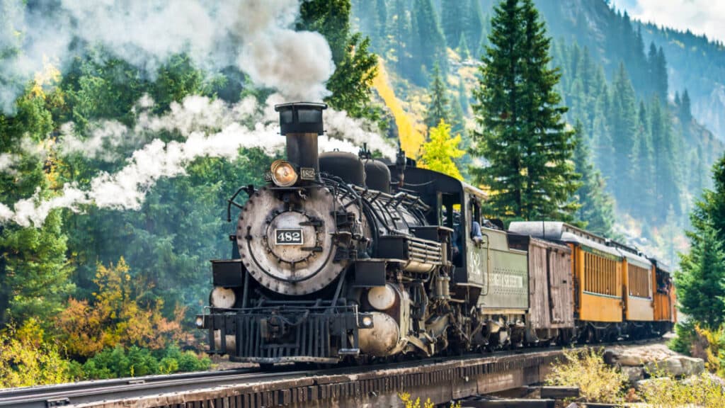 Un tren a vapor en Durango & Silverton Railroad con una vista panorámica al fondo durante el otoño