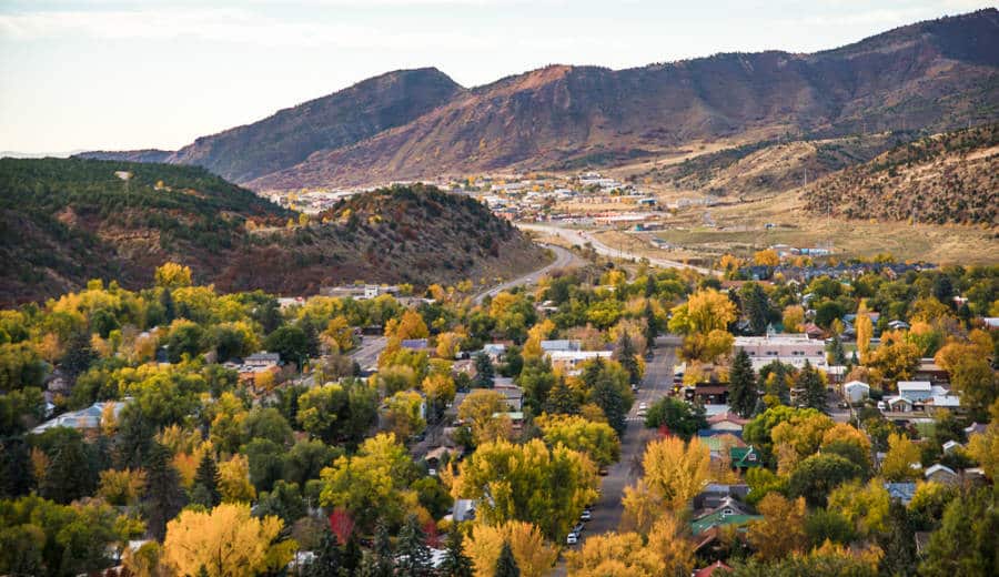 Vista panorámica de Durango, Colorado durante el otoño con hojas de color amarillo