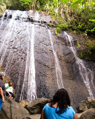Vista de personas admirando las cascadas en El Yunque