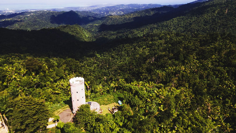 Vista aérea de la Torre Yokahu en el bosque El Yunque
