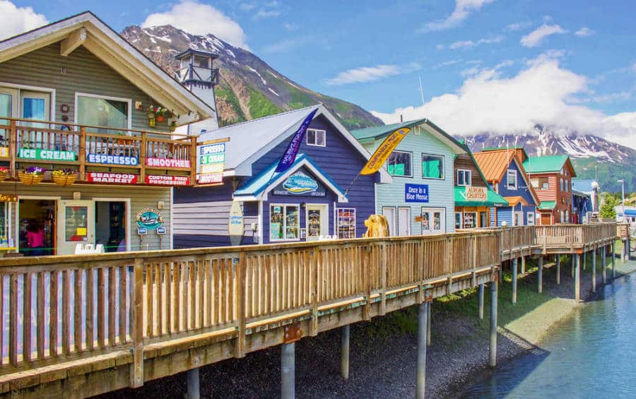 Casas en un paseo marítimo en Seward, Alaska