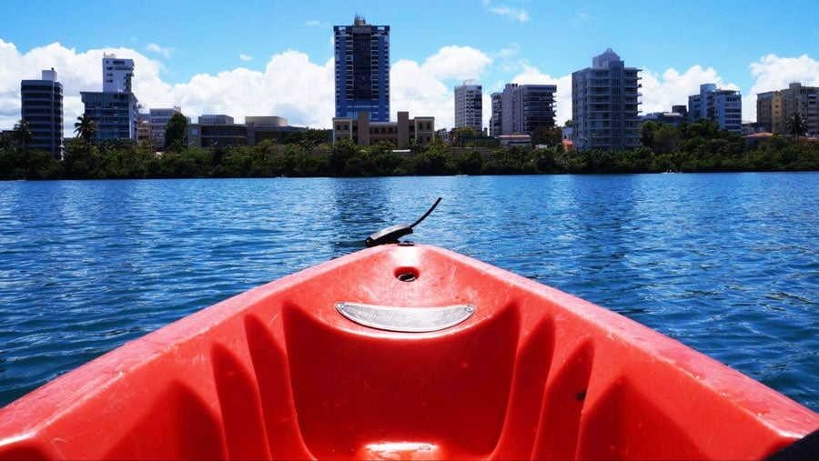 Vista del horizonte mientras navegas en kayak en San Juan