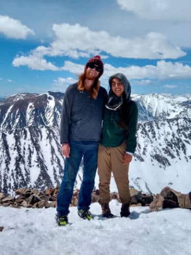 Abigail Bliss con su esposo sonriendo para una foto en la cima de Quandary Peak