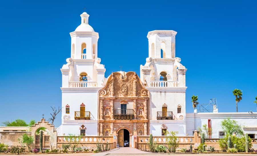 La Misión de San Xavier del Bac desde el exterior en Tucson
