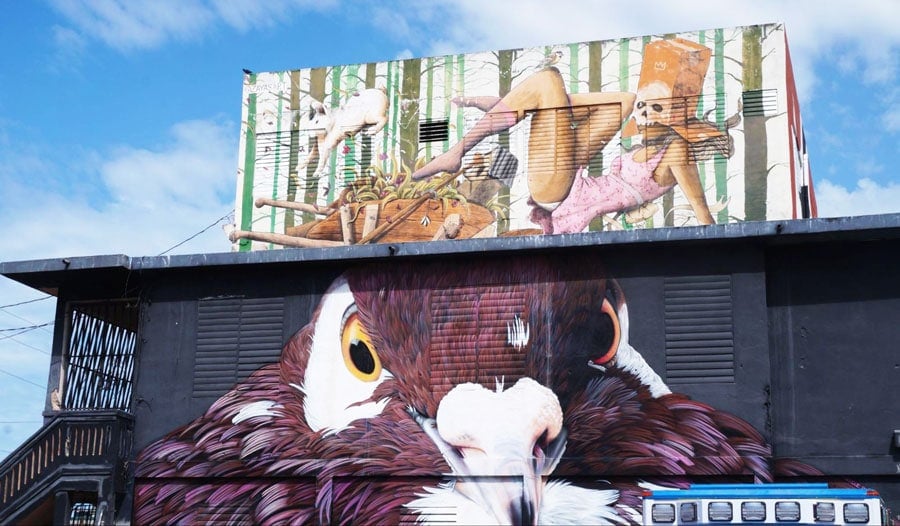 Vista de una pared de arte de Ã¡guila y calavera en Santurce