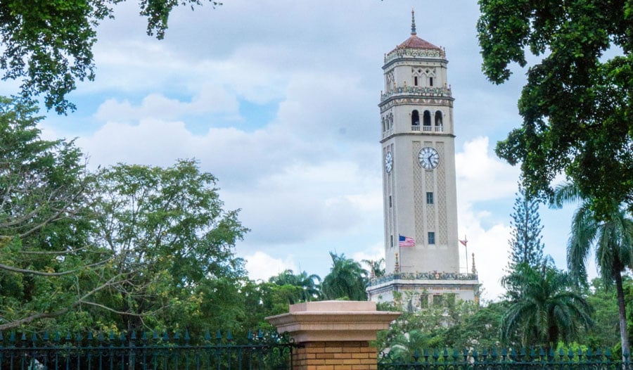 Vista de la torre del reloj en la Universidad de Puerto Rico