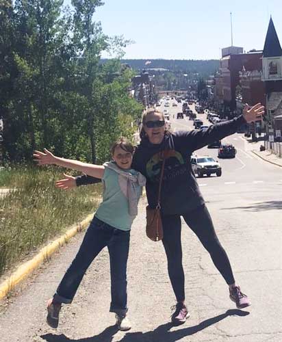 La autora con su hija en su reciente visita a Leadville