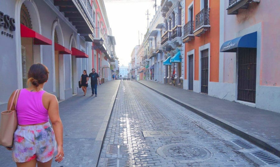 El autor paseando por las coloridas calles de San Juan, Puerto Rico
