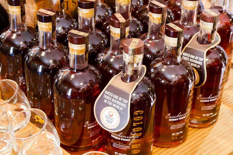 Botellas de whisky en la destilerÃ­a Breckenridge