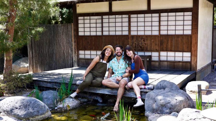 La autora Betty Hurd con sus amigas sentadas cerca del estanque koi en los Jardines Japoneses Yume de Tucson