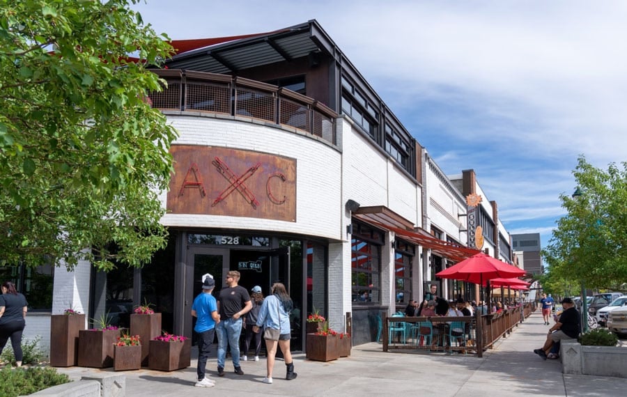 Vista de personas fuera de Denver Biscuit Company