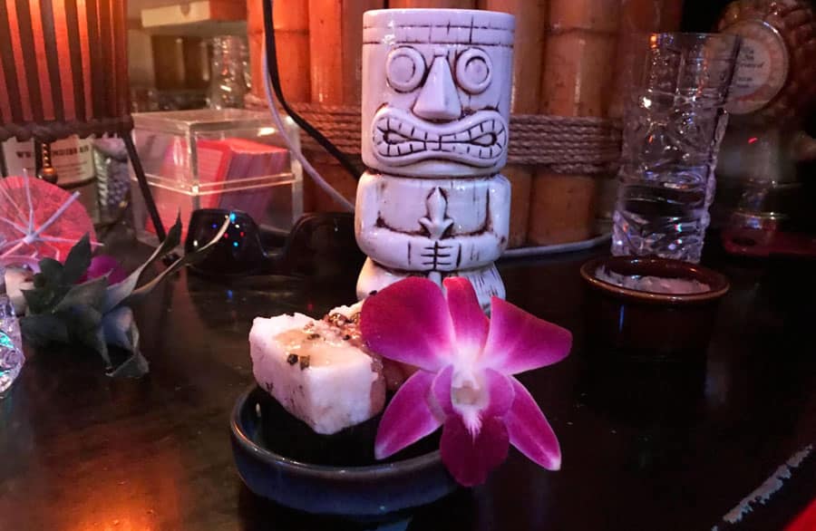 Musubi en un plato en Adrift Tiki Bar