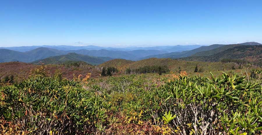Cielo azul claro sobre la montaña en Asheville, Carolina del Norte