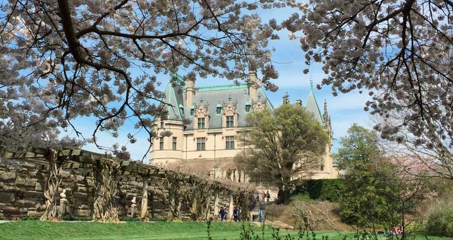 Vista de una mansión desde el exterior en Asheville durante la primavera