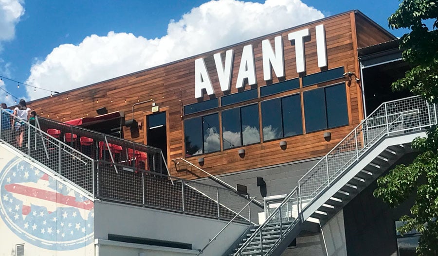 Vista del patio exterior en Avanti Food & Beverage