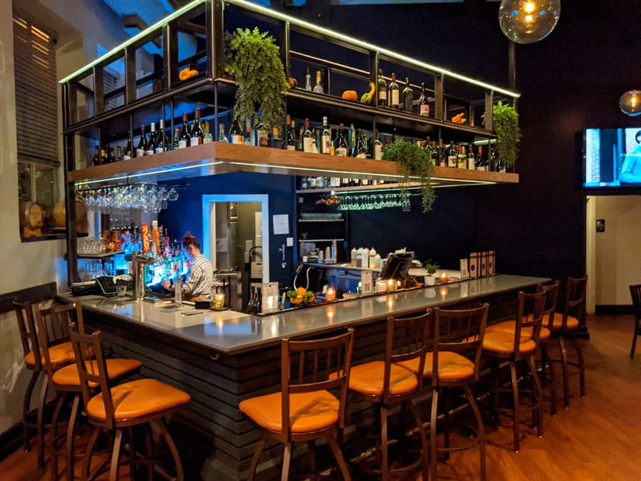 Vista de una barra de bar dentro de Humboldt Kitchen + Bar