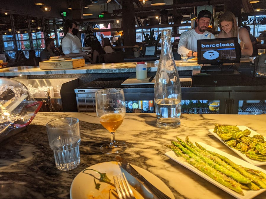 Vista interior del Barcelona Wine Bar en Denver