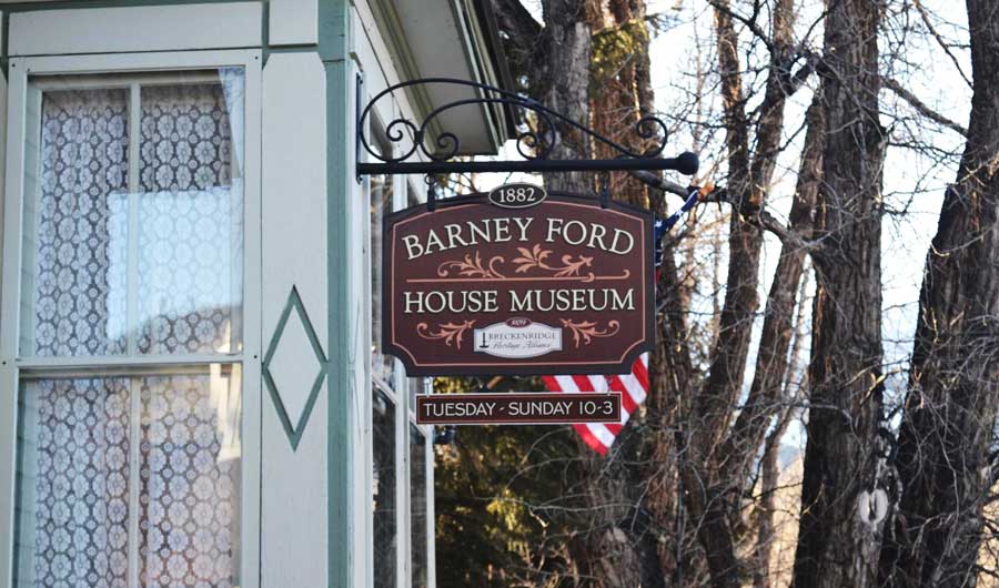 El cartel para colgar de la casa victoriana de Barney Ford en Breckenridge, Colorado