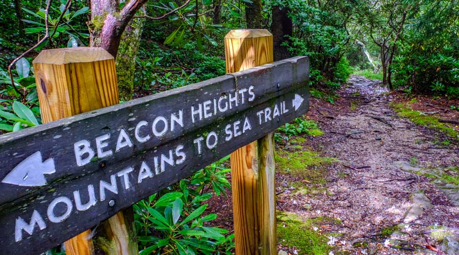 Vista de una señalización en Beacon Heights Mountains Trail