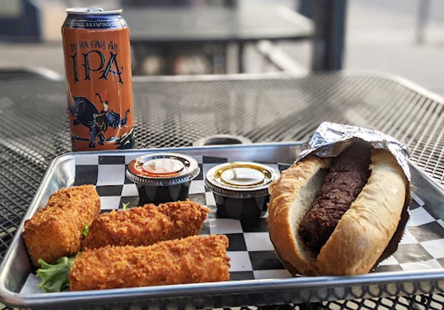 Una comida equilibrada en una bandeja de Biker Jim's Gourmet Dogs