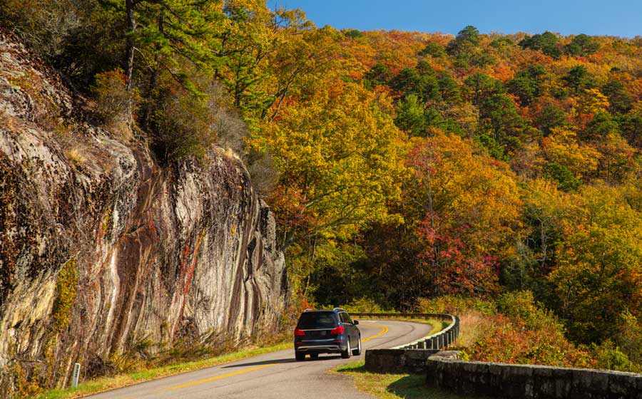 Un automóvil conduciendo en Asheville con vistas desde Blue Ridge Parkway
