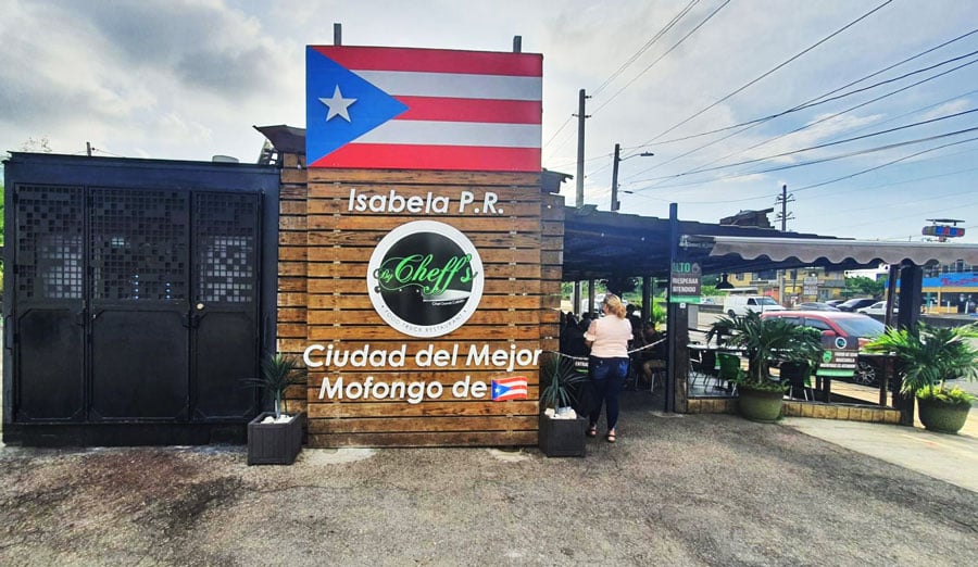 Vista del cartel de By Cheff en Isabela