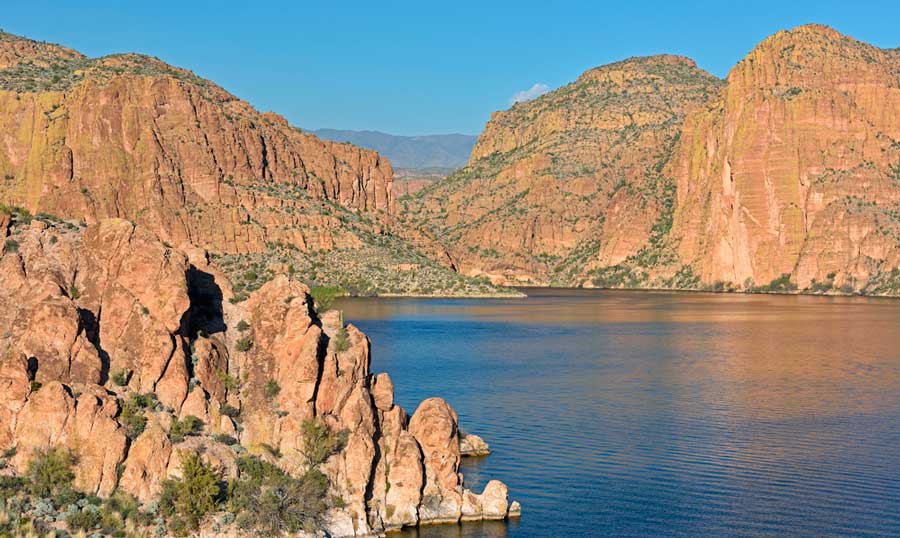 El lago Canyon bajo el cielo azul claro