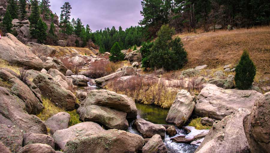 Vista del agua que corre sobre las rocas en Castlewood Canyon