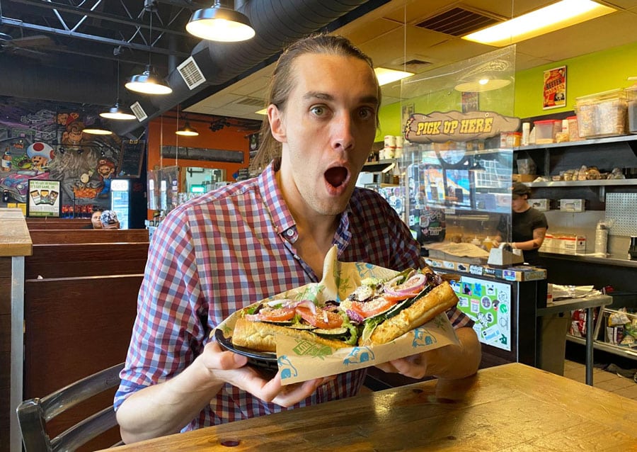 El fundador de Travel Lemming, Nate, listo para comer los famosos bocadillos de Cheba Hut