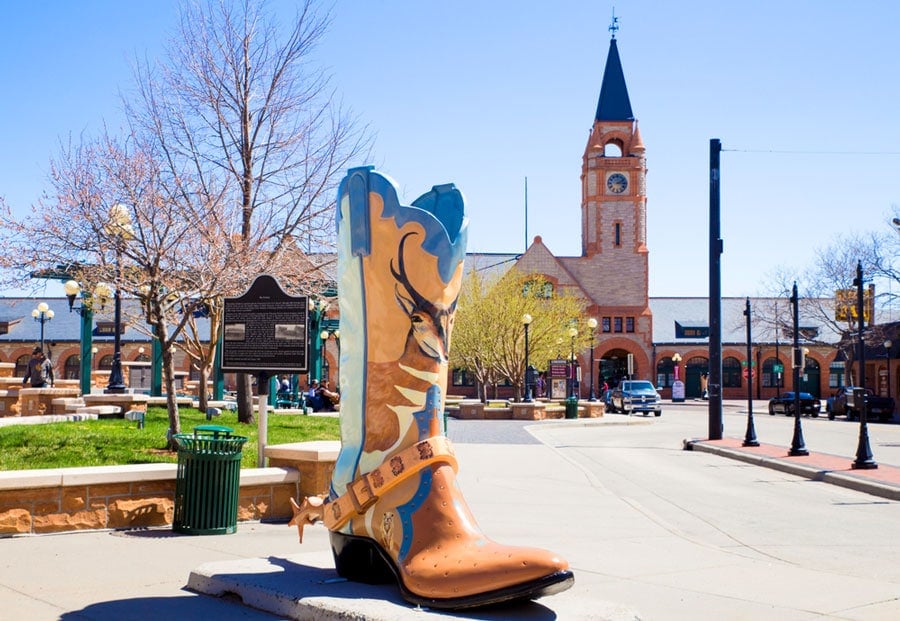 Vista de botas grandes en el centro histórico de Cheyenne Wyoming