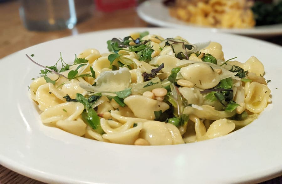 Vista de cerca de una pasta en un plato en City O' City