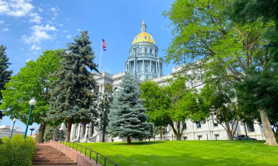 Vista del edificio del capitolio del estado de Colorado desde el exterior