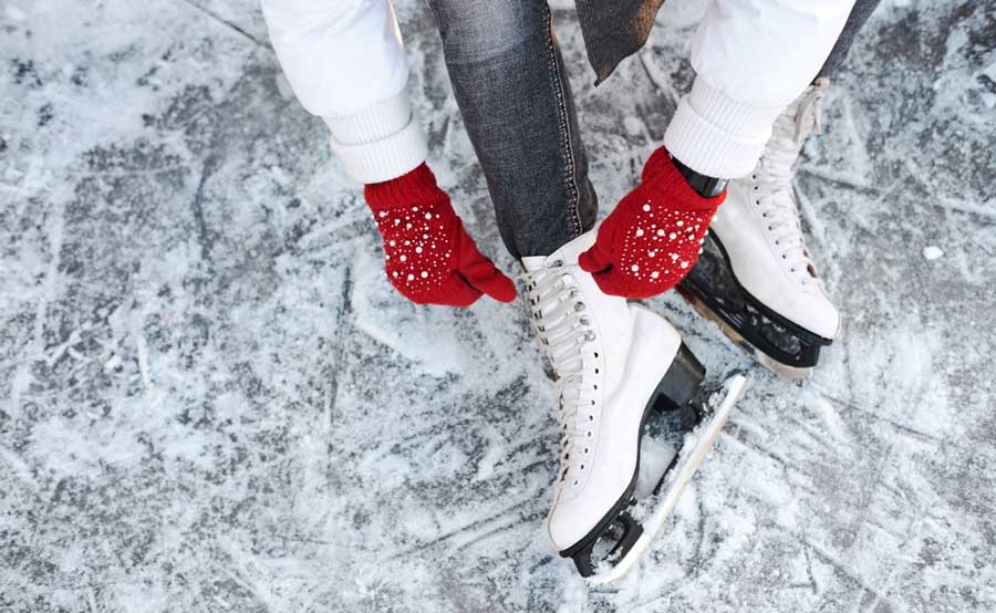 vista, de, un, mujer, atar, ella, cordón, en, ella, patines, zapatos