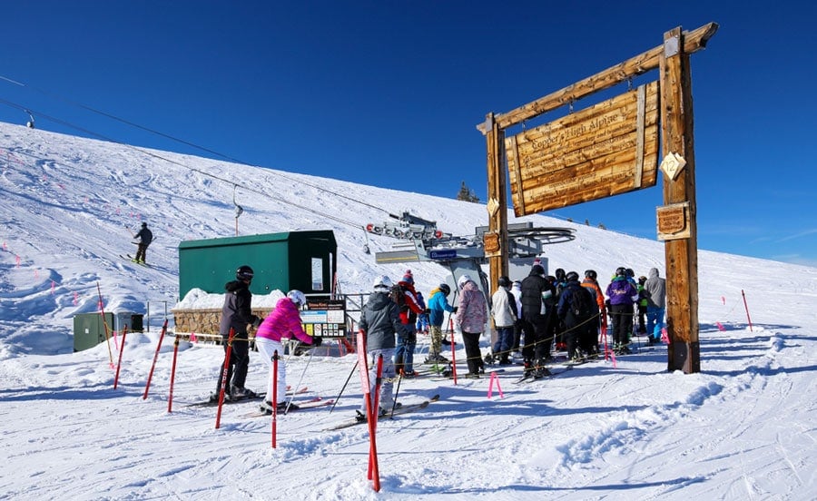 Vista de personas esperando en línea para un remonte en Copper Mountain