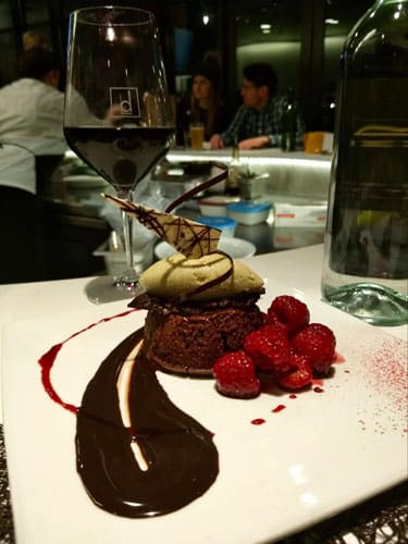 Un postre elegante en un plato en D Bar Denver