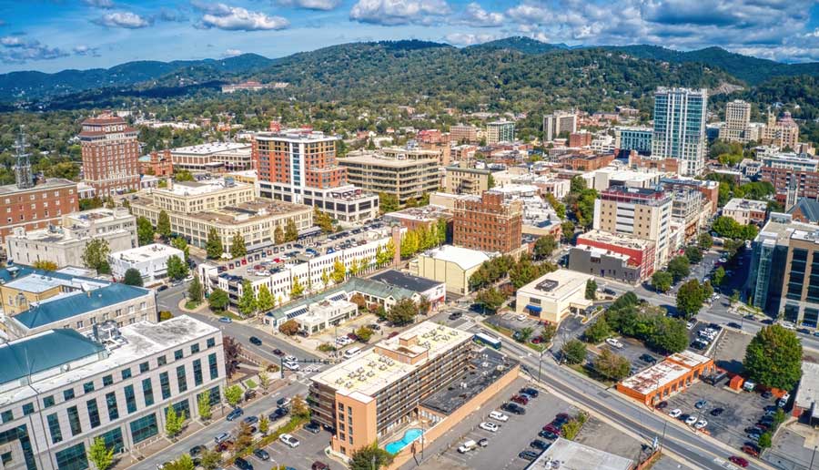 Vista aérea del centro de Asheville en Carolina del Norte