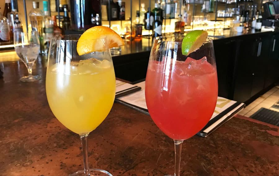 Dos vasos de sangría con limón y lima