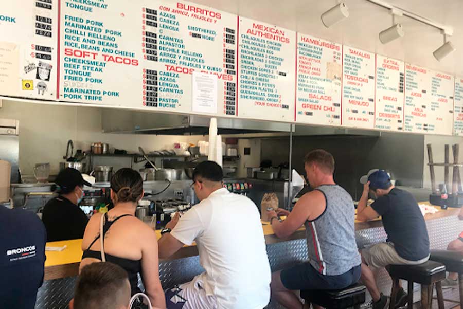 Gente disfrutando de su comida en El Taco de México