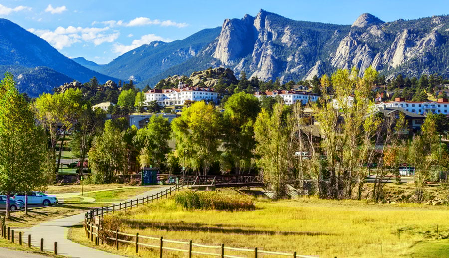 Vista de Estes Park y Rocky Mountain al fondo