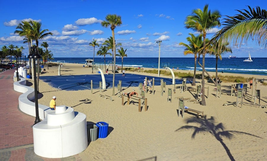 Vista de personas realizando diferentes actividades en Fort Lauderdale Beach Park