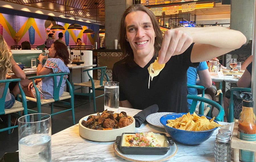 Nate, el fundador de Travel Lemming, disfruta de su queso fundido en Kachina Cantina