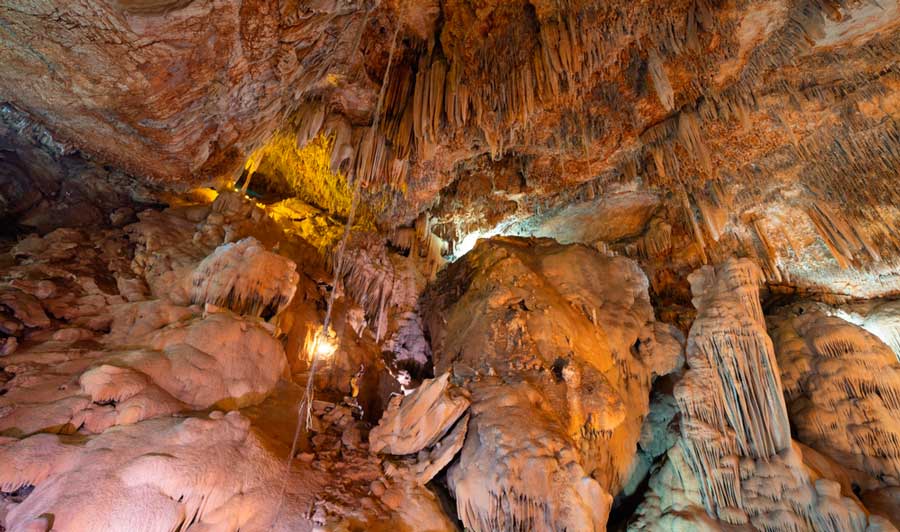Estalagmitas y estalactitas dentro del Parque Estatal Kartchner Caverns