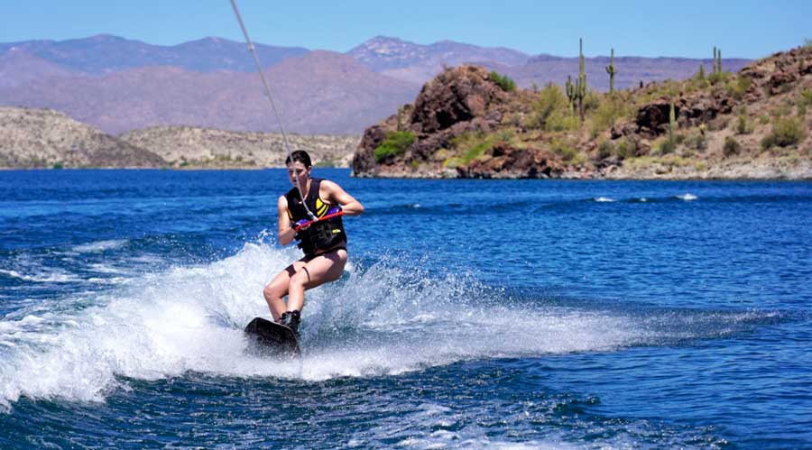 Un esquiador acuático en el Parque Regional Lake Pleasant